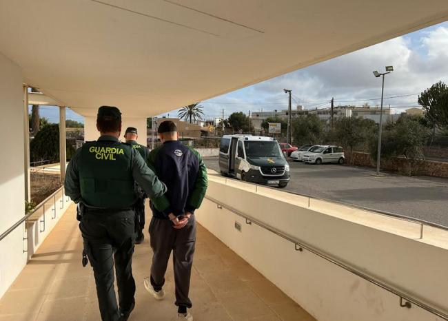 La Guardia Civil ha detenido a un varón por robos en comercios de Formentera