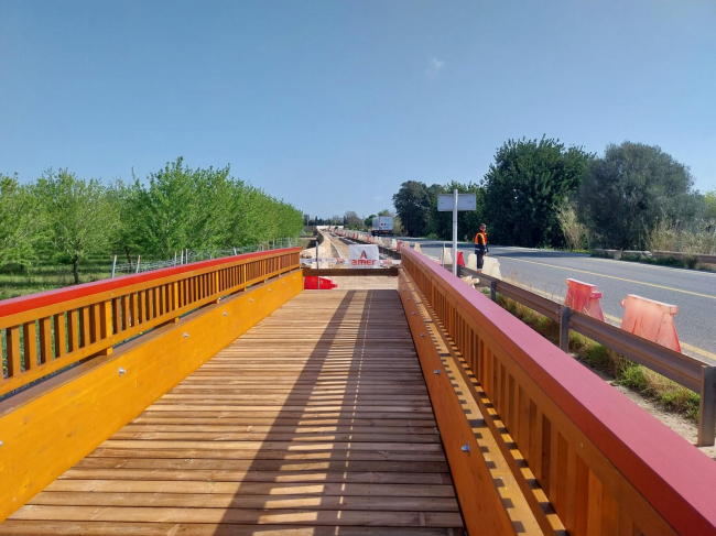 El Consell de Mallorca instala una gran pasarela de madera sobre el torrente de Aumadrà 