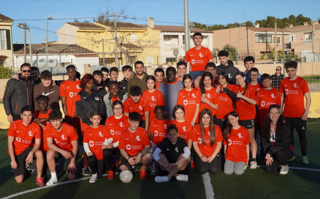 Omar Mascarell, jugador del Real Mallorca, visita a los jóvenes de Marratxí que participan en la Liga Verde
