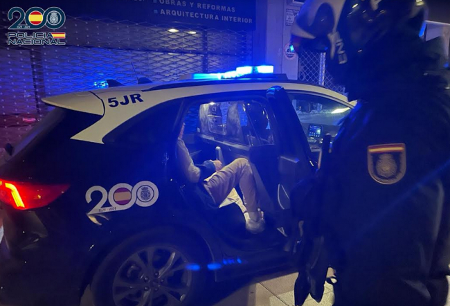 La Policía Nacional detiene a dos personas que llevaban droga encima en vía pública 