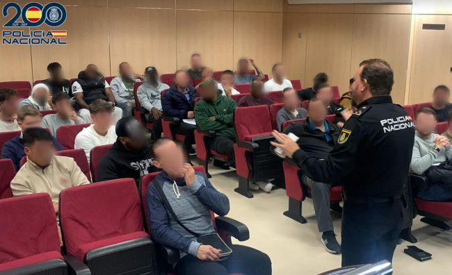 La Policía Nacional imparte charlas de asesoramiento y orientación a vigilantes de seguridad y controladores de acceso