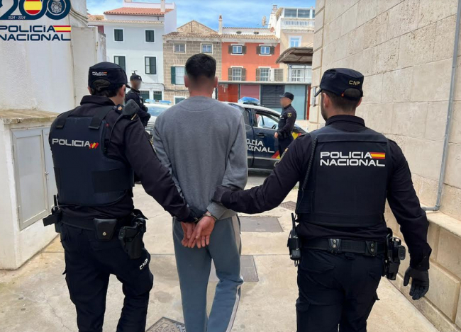 La Policía Nacional detiene a un hombre por el apuñalamiento a un menor de edad en el puerto de Maó