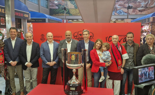La afición del RCD Mallorca acude en masa al mercat de l’Olivar para fotografiarse con la Copa del Rey conseguida en 2003