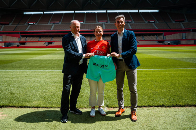 Prohens presenta la nueva equipación del RCD Mallorca con el nombre de las Illes Balears
