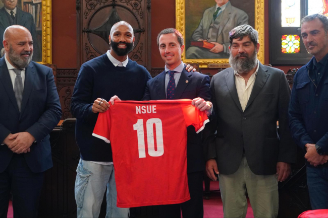 El presidente Galmés recibe en audiencia Emilio Nsue, Bota de Oro en la Copa de África