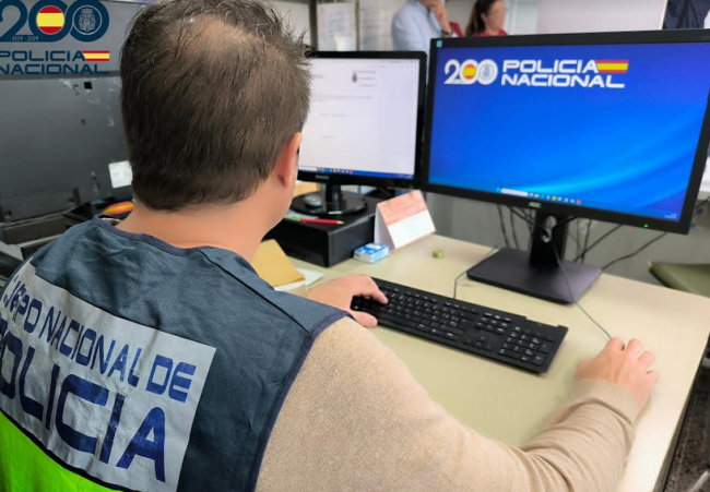 La Policía Nacional detiene a una mujer por estafar a los padres de alumnos del colegio donde estudiaban sus hijos en Palma