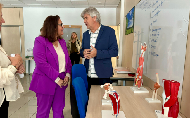 La consellera de Salud, Manuela García, visita el nuevo espacio formativo de atención primaria