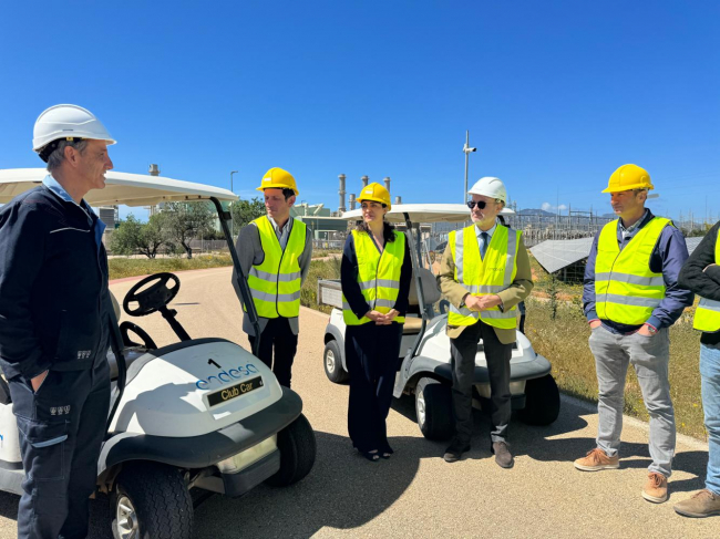 La Conselleria de Educación y Universidades recibe dos vehículos eléctricos de parte de Endesa para el CIFP Politécnico Llevant