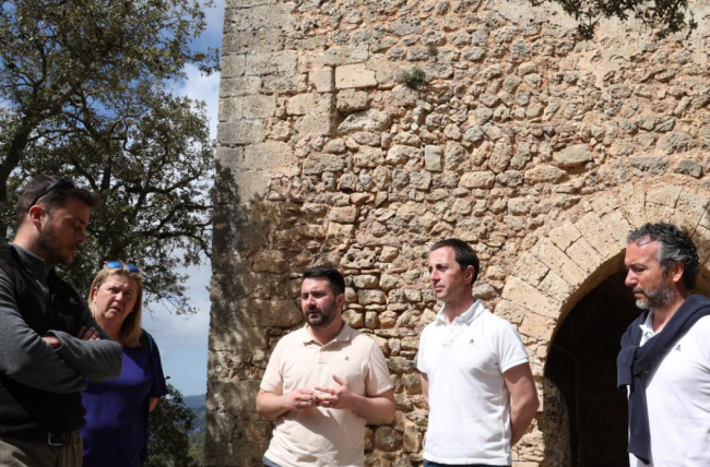 El presidente del Consell de Mallorca visita el castillo de Alaró y anuncia una reunión con el Estado para negociar la cesión de la propiedad