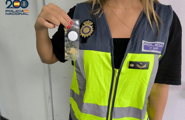 La Policía Nacional detiene a una mujer por colocar una baliza en el coche de su ex pareja