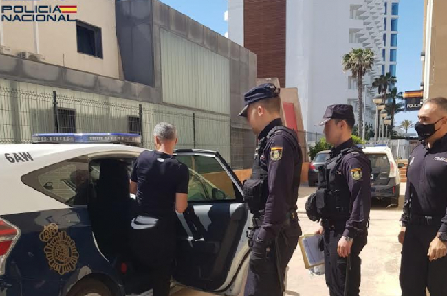 La Policía Nacional detiene a dos varones por agredir a sus víctimas para robarles en playa de Palma