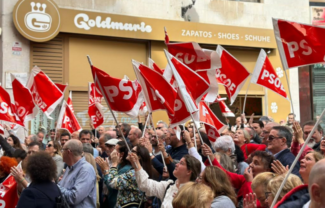 Unas 400 personas de toda Mallorca se han reunido en la sede de Palma para apoyar al presidente Pedro Sánchez