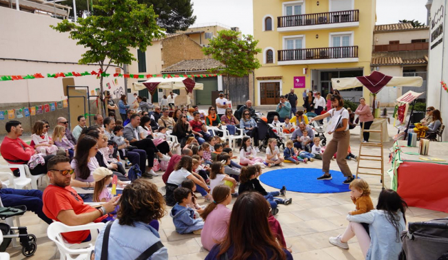 Más de 200 personas celebran Sant Jordi en la plaza de Sa Refinadora de Marratxí