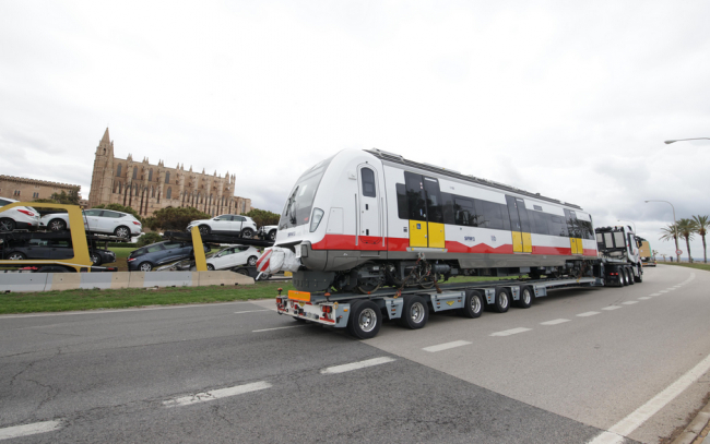 Llega a Mallorca el segundo de los cinco nuevos trenes de SFM