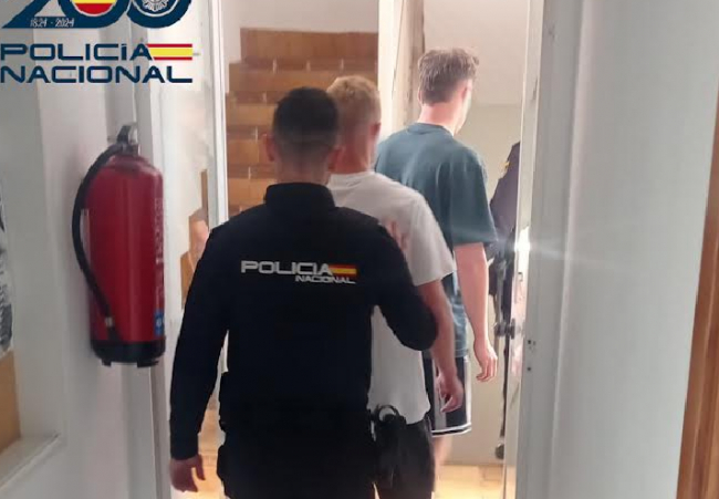 La Policía Nacional detiene a dos personas por causar daños en un hotel en varias habitaciones