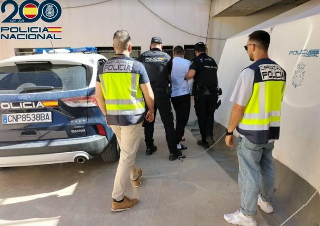 La Policía Nacional detiene a dos hombres y una mujer por sustraer relojes de alta gama