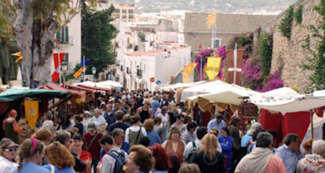 La Policía Nacional realiza exitosamente un amplio dispositivo en la Feria Medieval de Ibiza