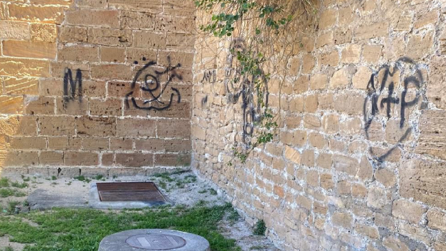 PSIB: 'El Ayuntamiento de Alcúdia no ha sido capaz de eliminar los grafitis que deslucen las murallas después de cuatro meses'