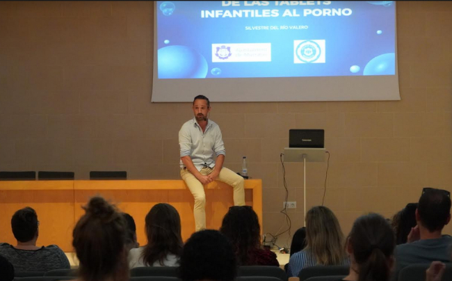 Sesenta padres y madres de Marratxí aprenden sobre los peligros de internet en 'De las tablets infantiles al porno'