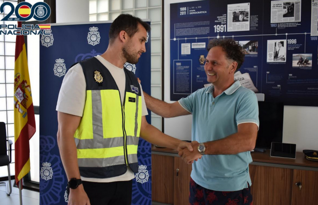 La Policía Nacional hace entrega de un reloj de alta gama a su propietario