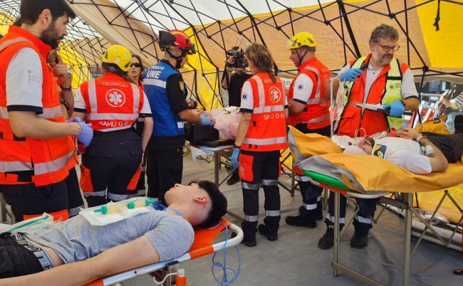 Los servicios de emergencia de les Illes Balears y la UME ejercitan su operatividad con un simulacro al Puerto de Alcúdia