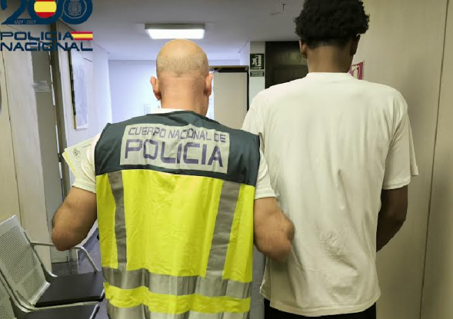 La Policía Nacional detiene a dos jóvenes por robar a otros intimidándoles con un revólver