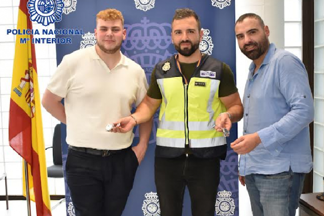 La Policía Nacional hace entrega de dos relojes de alta gama a sus legítimos propietarios