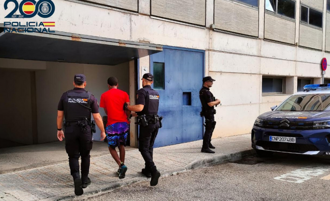 La Policía Nacional detiene a un joven por asestar varias puñaladas con una botella rota a otro en Manacor