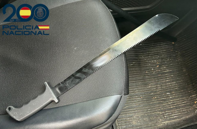 La Policía Nacional detiene a tres varones por amenazar con armas blancas a otro varón en Palma