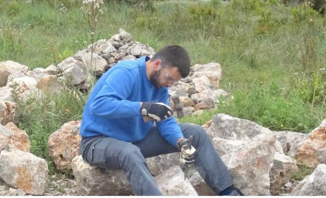 El alumnado del proyecto SOIB Jove Formación y Ocupación “S’Ermita V” que gestiona el Consell de Mallorca se forma en construcción de Piedra en Seco