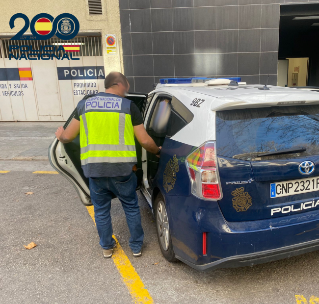 La Policía Nacional detiene a tres personas por vender droga en un recinto de ocio