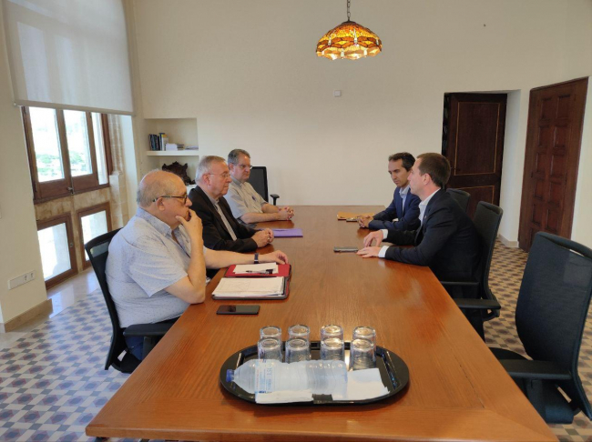 El presidente Galmés se ha reunido con el Obispo de Mallorca para buscar soluciones temporales en la crisis migratoria que vive la isla