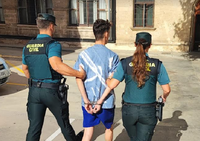 La Guardia Civil sorprende a un
vendedor de droga al menudeo