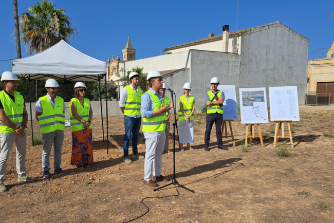 El Govern coloca la primera piedra de las obras de ampliación y reforma del CEIP Sant Miquel de Son Carrió