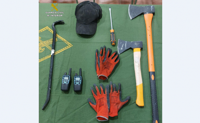 La Guardia Civil detiene infraganti a tres butroneros que acababan de acceder a una nave comercial en Porreres