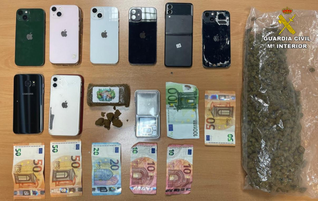 La Guardia Civil detiene a un hombre por un delito de hurto y tráfico de drogas en la isla de Ibiza