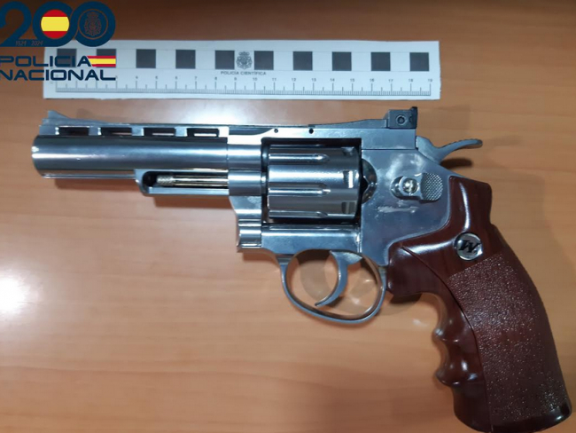 La Policía Nacional detiene a un hombre que amenazó a otro con un arma