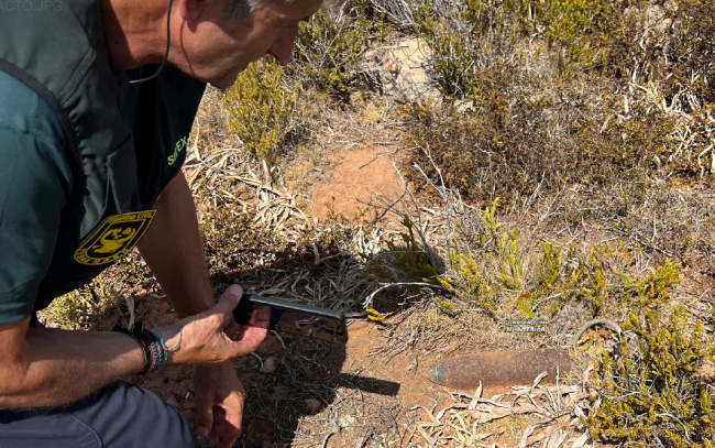 La Guardia Civil desactiva un proyectil de artillería hallado en una cala en Menorca