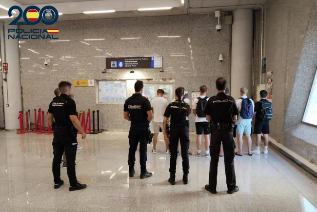 La Policía Nacional detiene a nueve personas por realizar destrozos en las habitaciones donde se hospedaban 