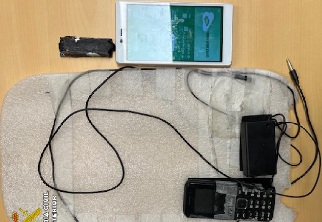 La Guardia Civil ha denunciado a dos personas por utilizar dispositivos electrónicos en la obtención del permiso de circulación