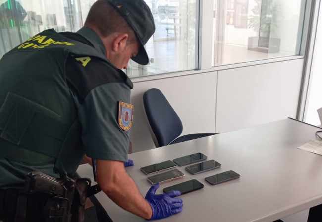 La Guardia Civil detiene a dos personas en menos de 24 horas por un delito de receptación en el puerto y aeropuerto de Ibiza