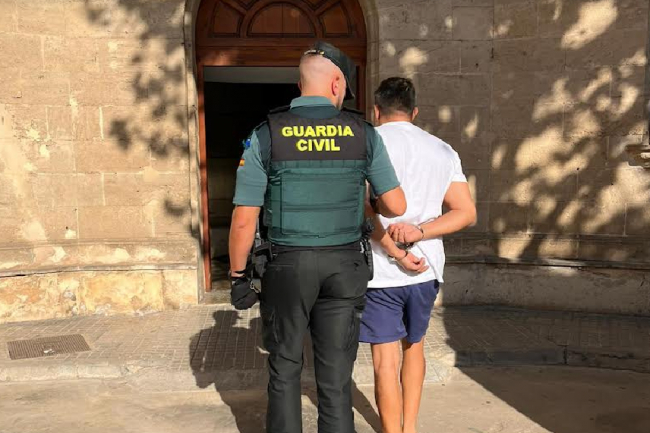La Guardia Civil detiene a cuatro personas por delitos de hurto, estafa y pertenencia a grupo criminal en el Arenal de Llucmajor