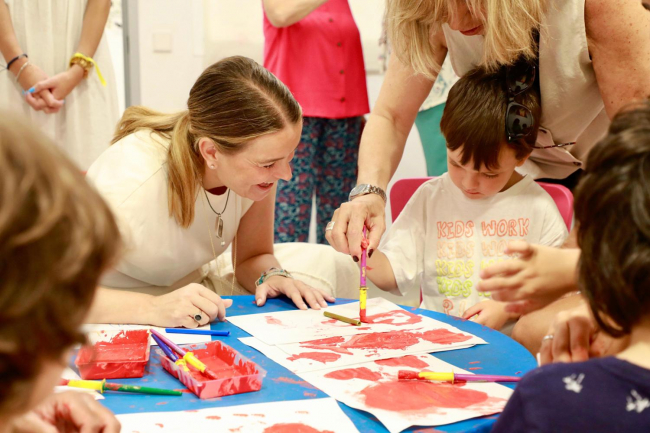 La presidenta Prohens visita la escuela de verano de Amadiba en el primer año de gratuidad del ocio adaptado