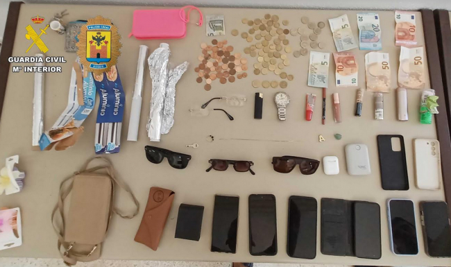 La Guardia Civil ha detenido a tres personas por un delito de hurto
continuado en playas de Alcudia