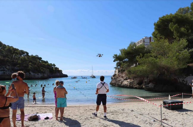 Simulacre d'emergència amb dron de rescat a la platja de Cala Santanyí genera gran expectació entre els turistes