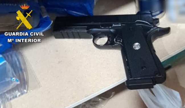 La Guardia Civil interviene un arma simulada en el interior de un local de ocio de la Colonia de San Jordi