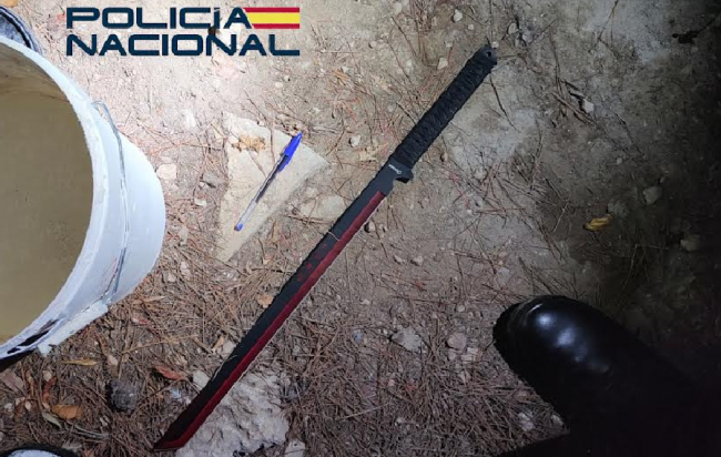 La Policía Nacional de Palma detiene a un hombre por amenazar a un taxista con una catana y causar daños en el vehículo