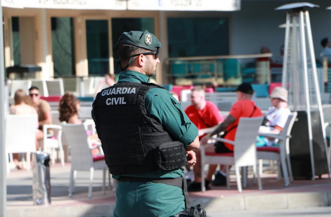 La Guardia Civil ha detenido a una persona por los delitos de allanamiento de morada, robo con fuerza y daños