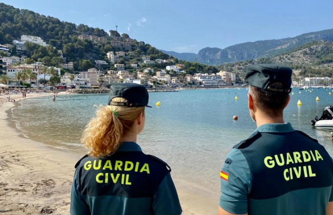 La Guardia Civil ha detenido a un joven por un delito de hurto continuado en la playa de S’Arenal de Llucmajor