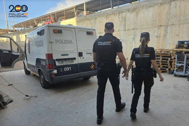 La Policía Nacional detiene a dos hombres por robar una vitrina con joyas en el puerto de Ibiza